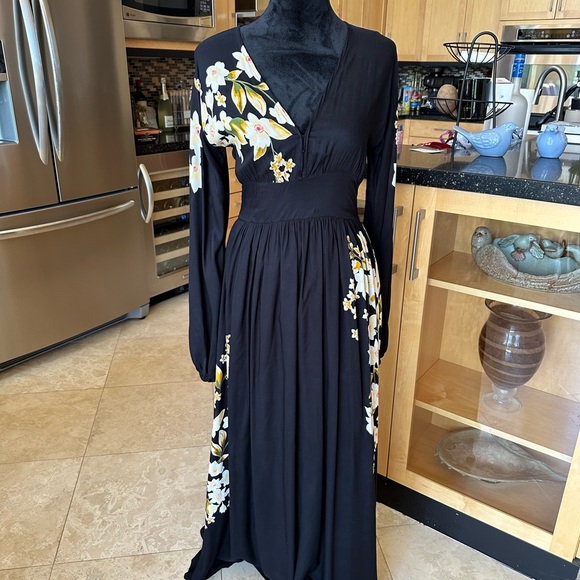 Billabong Dresses & Skirts - BILLABONG FULL LENGTH COMFY CASUAL DRESS.  SLIP ON STYLE SIZE SMALL  GUC